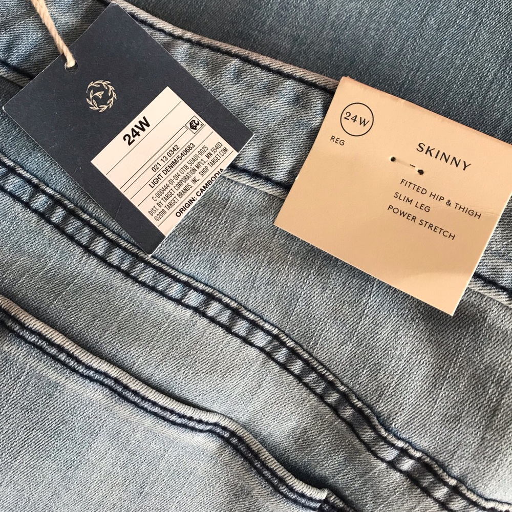 Plus Size Embroidered Jeans - Picture 6 of 7